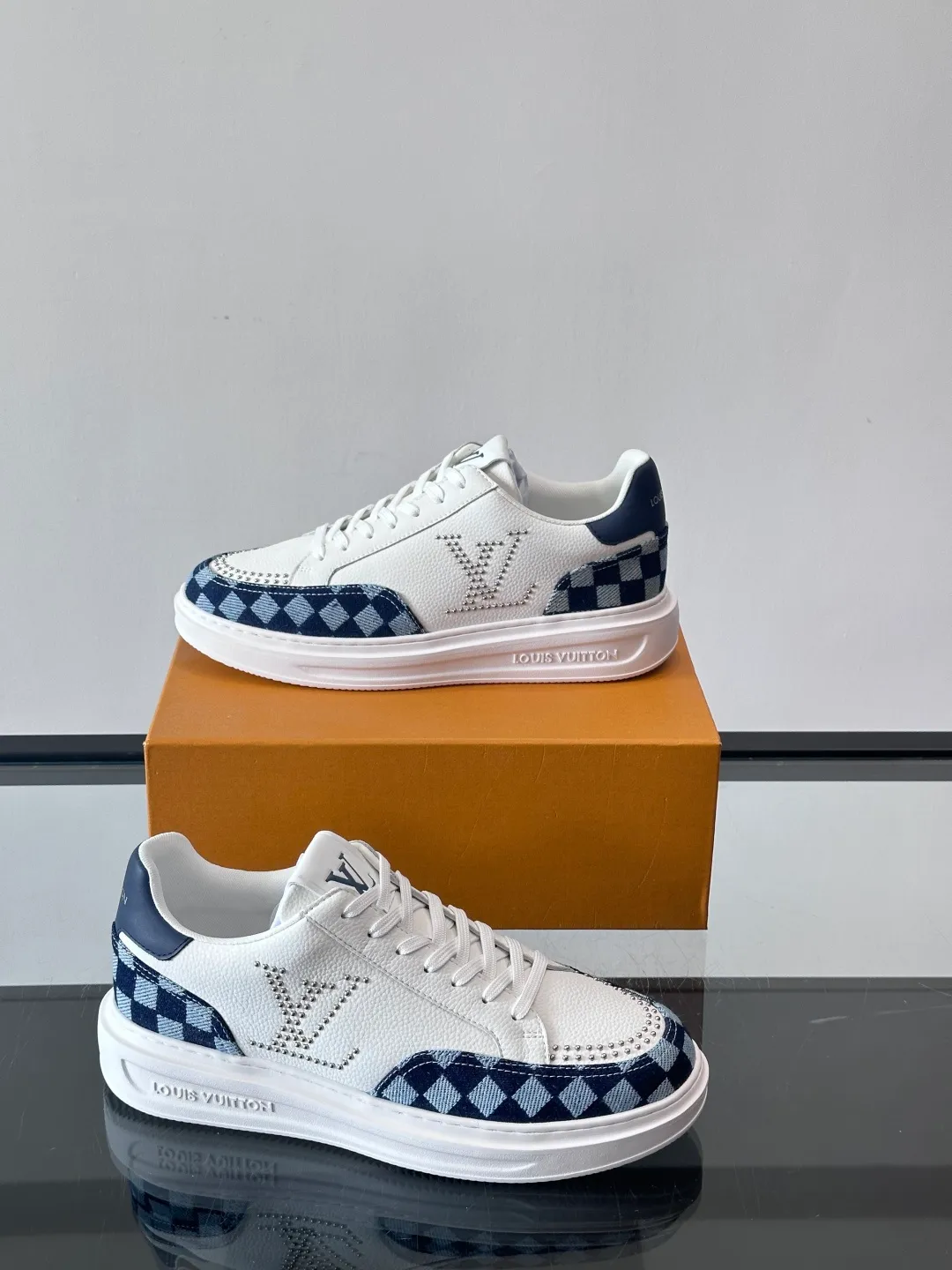 Men's shoes 💰p400 "＊OUIS ＊UITTO＊" new men's casual shoes, made of cowhide material, breathable and comfortable! The upper has the classic LV logo, and the sole is made of T men's shoes 💰pU material, which is wear-resistant and has strong grip. The blue and white color scheme + checkerboard details are fresh and have a street feel. It is very suitable for spring and summer. It can be easily used for daily commuting and leisure. It is very fashionable to wear with shorts, T-shirts or jeans. It is both fashionable and practical. size：38-44
